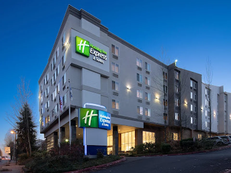 Holiday Inn Express & Suites Seattle-Sea-Tac Airport by IHG
