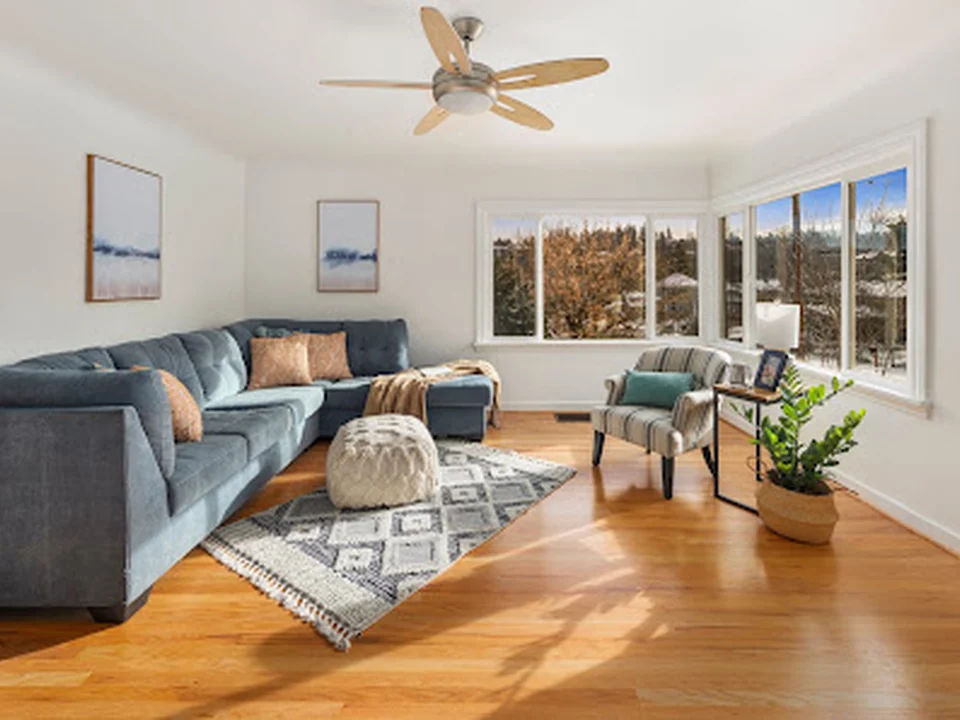 Living In Seattle - Leah & Meredith - Agency One